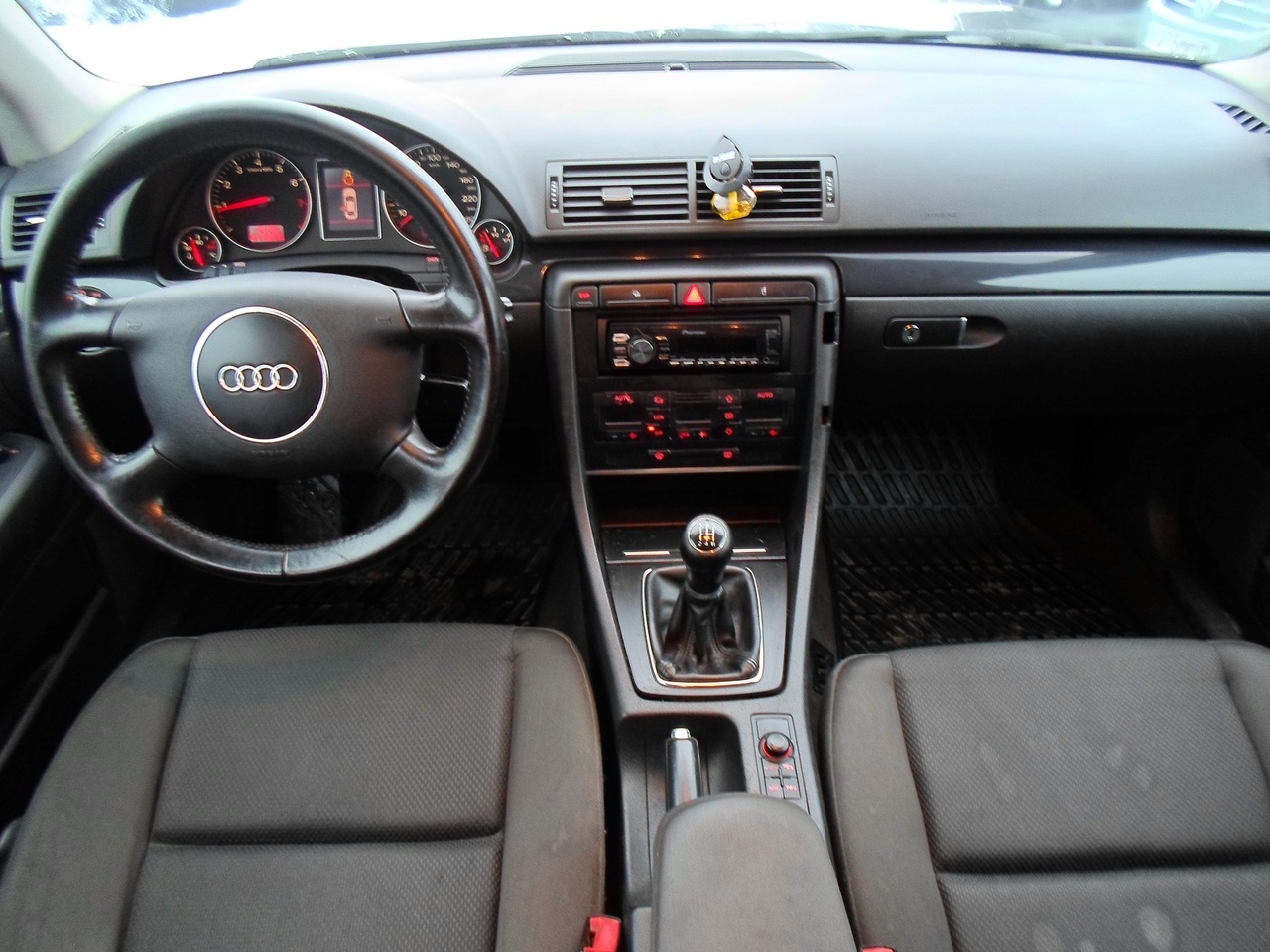 Фото Audi A4 2003 года выпуска