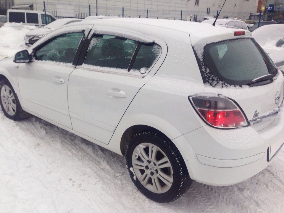 Фото Opel Astra 2011 года выпуска