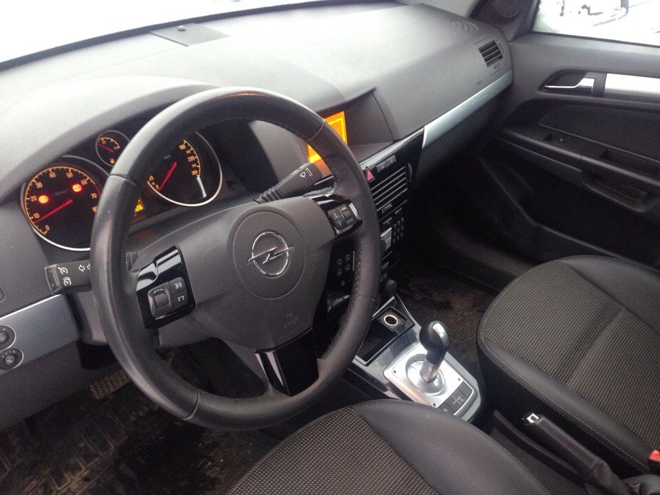 Фото Opel Astra 2011 года выпуска